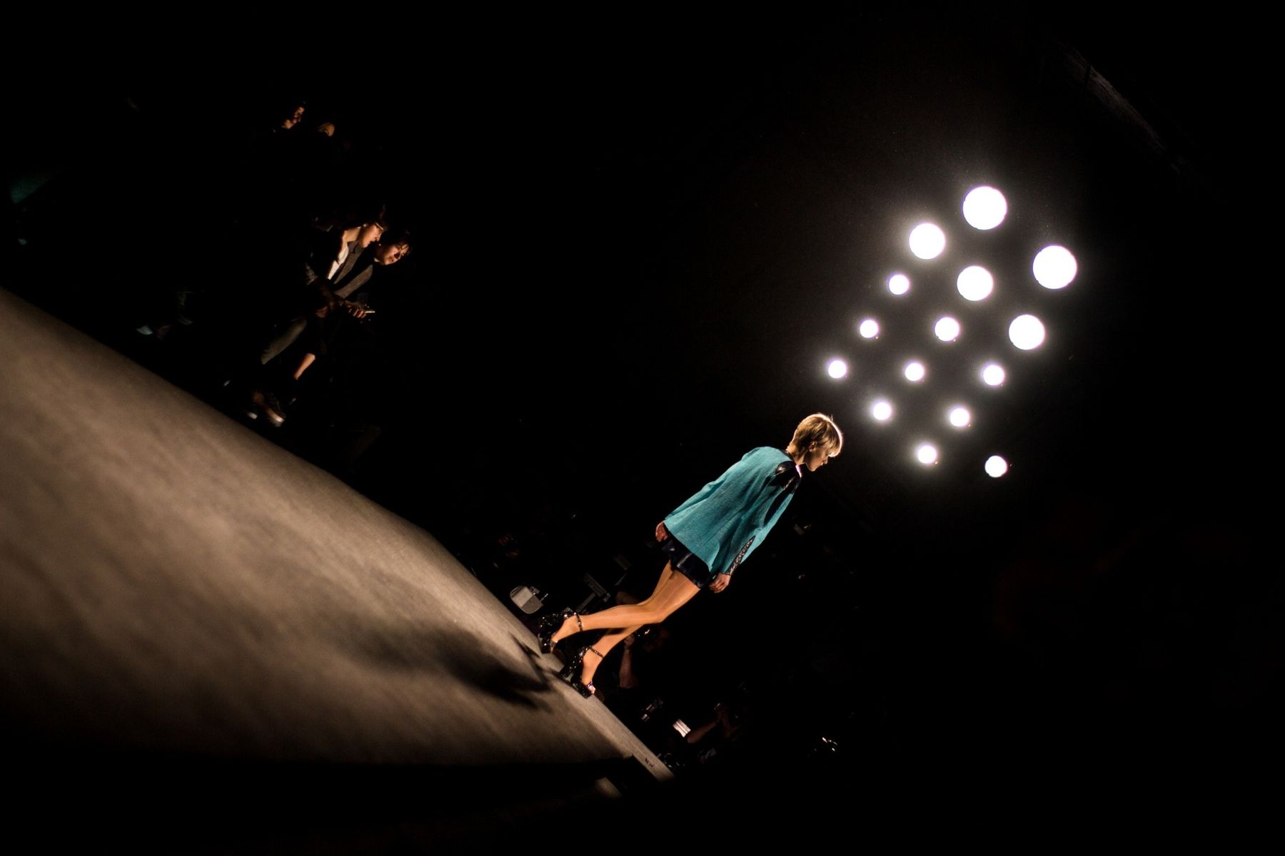 Desfile de moda bajo los focos fotografiado por Filmaked
