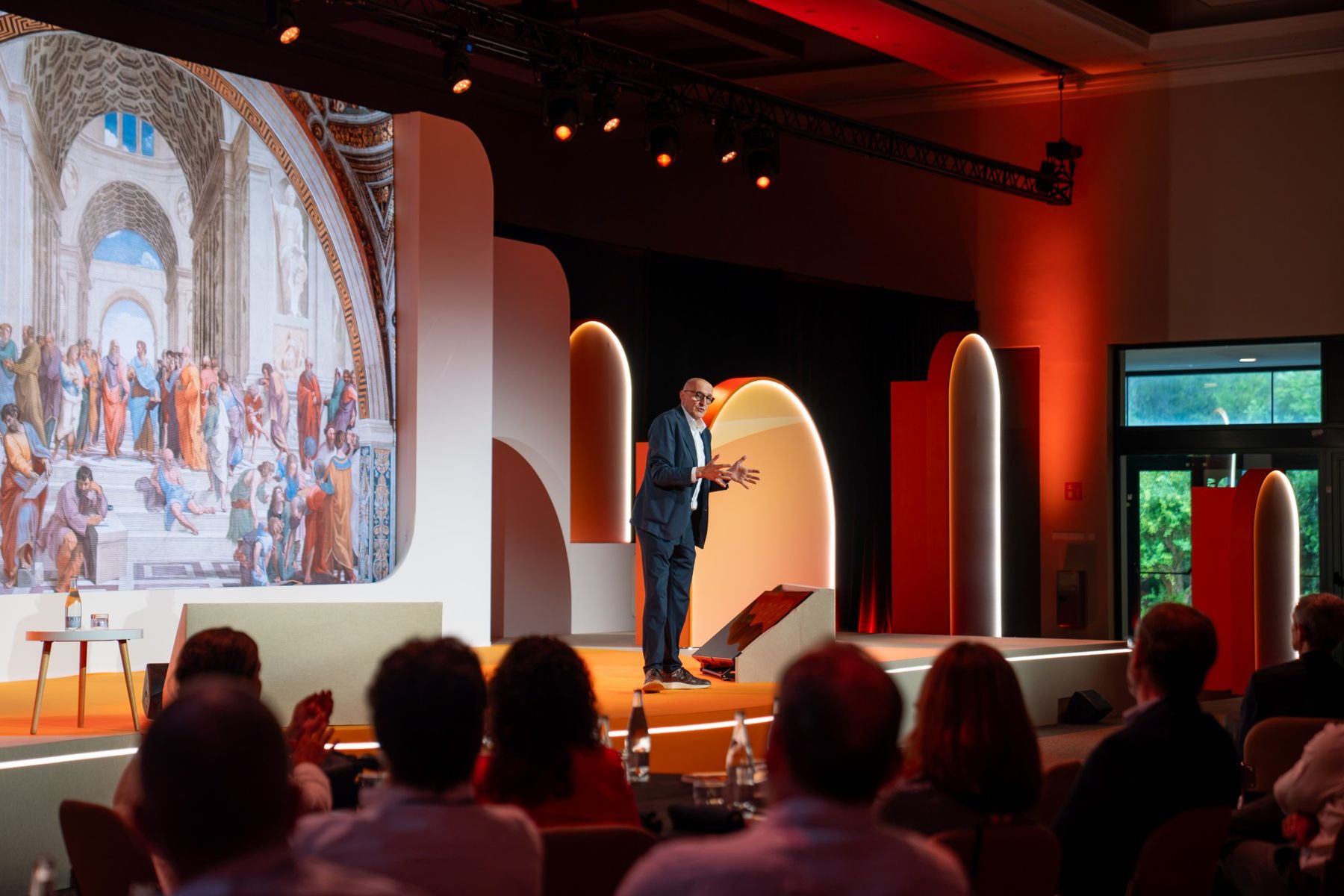 Ponente en el escenario de arcos iluminados de la convención de Repsol
