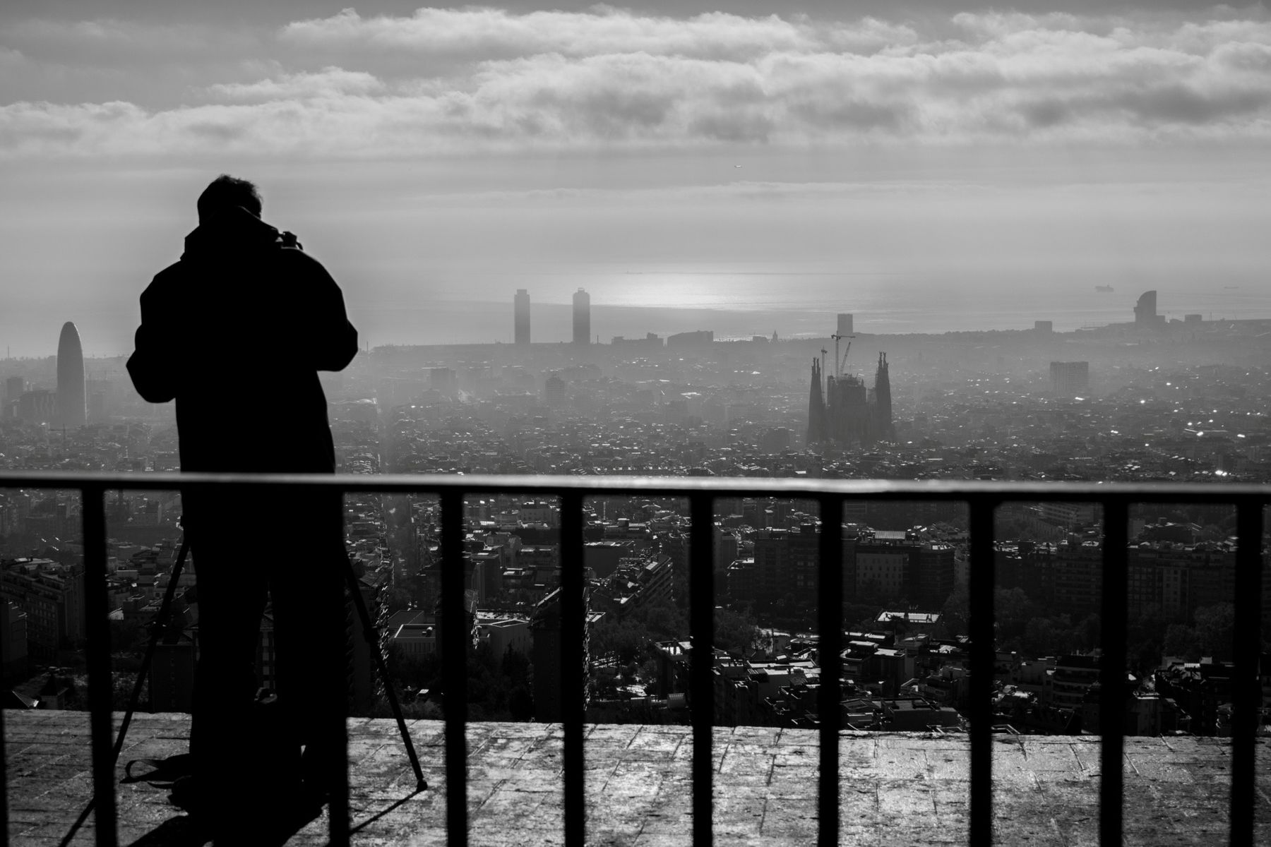 Operador de cámara de Filmaked rodando sobre Barcelona